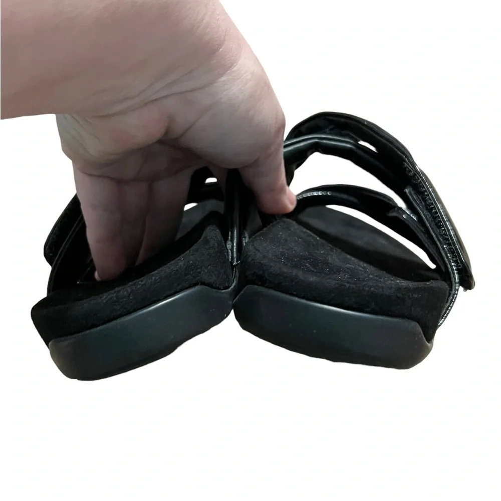 Vionic Black Crisscross Strap Sandals